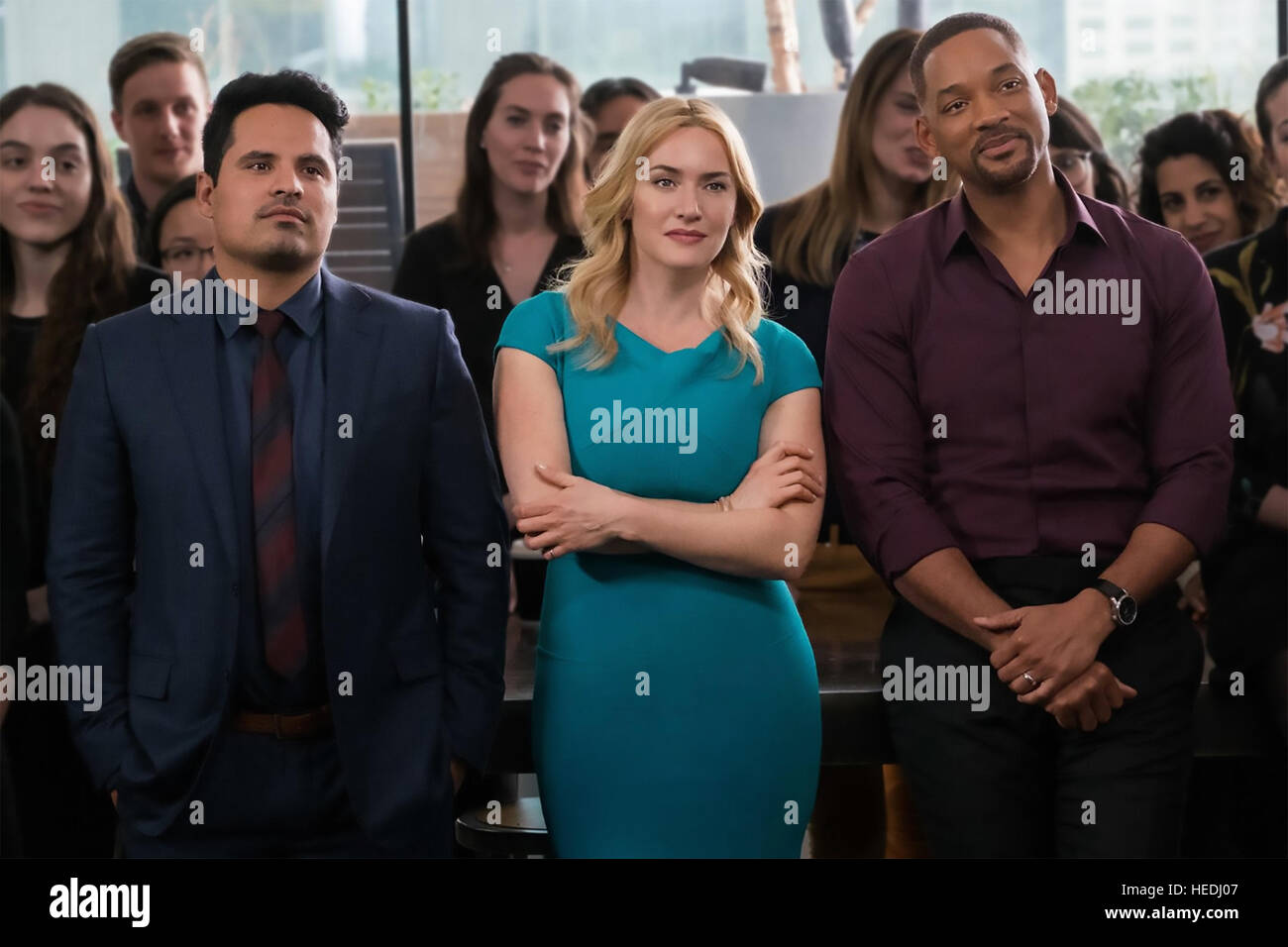 Bellezza collaterale 2016 Warner Bros film con da sinistra Michael Peña, Kate Winslet, Will Smith Foto Stock