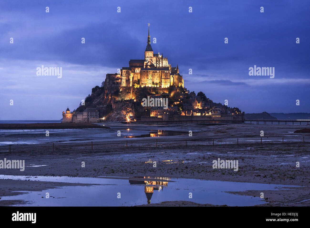 Splendido Mont Saint Michel in Francia visto al tramonto Foto Stock