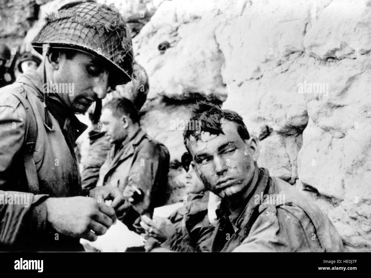La Normandia, Francia, giugno 1944. I medici e gli infermieri soccorrere i soldati feriti dei combattimenti in Normandia, la II Guerra Mondiale Foto Stock