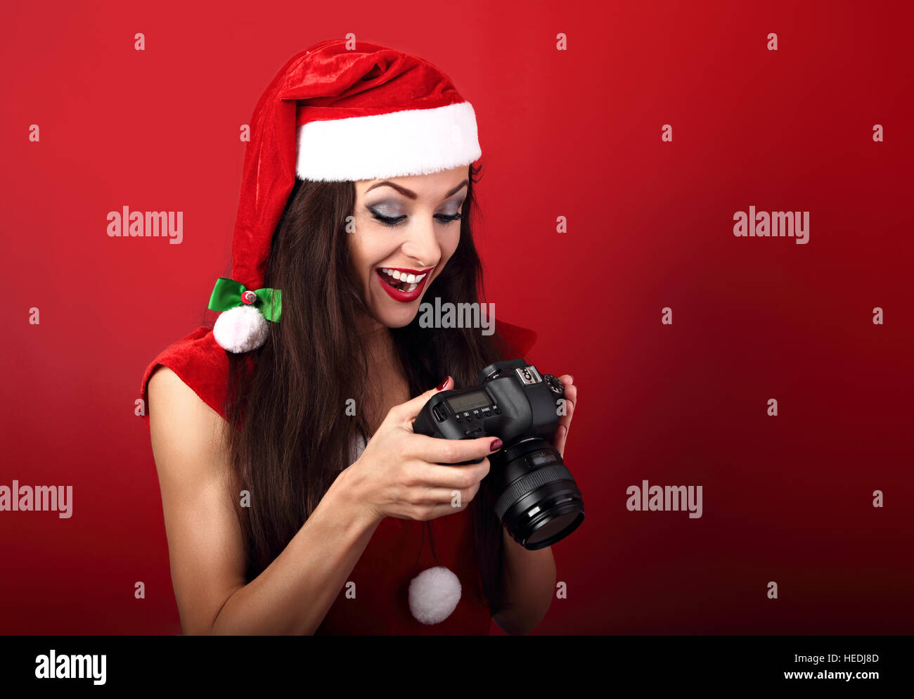 Babbo Natale Femmina Immagini.Giovani Femmine Fotografia Fatta La Foto E Cercando In Breve Della Fotocamera Con Faccia Eccitato E Bocca Aperta Su Sfondo Rosso In Babbo Natale Abbigliamento Foto Stock Alamy