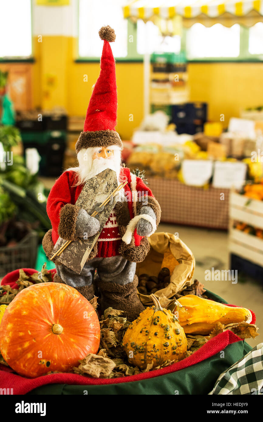 Babbo Natale con zucche in un fruttivendolo Foto Stock