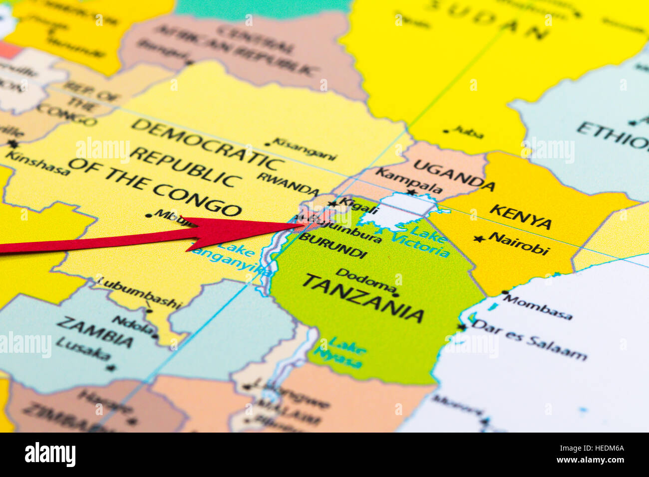 Freccia rossa che indica il Burundi sulla mappa di Africa il continente Foto Stock