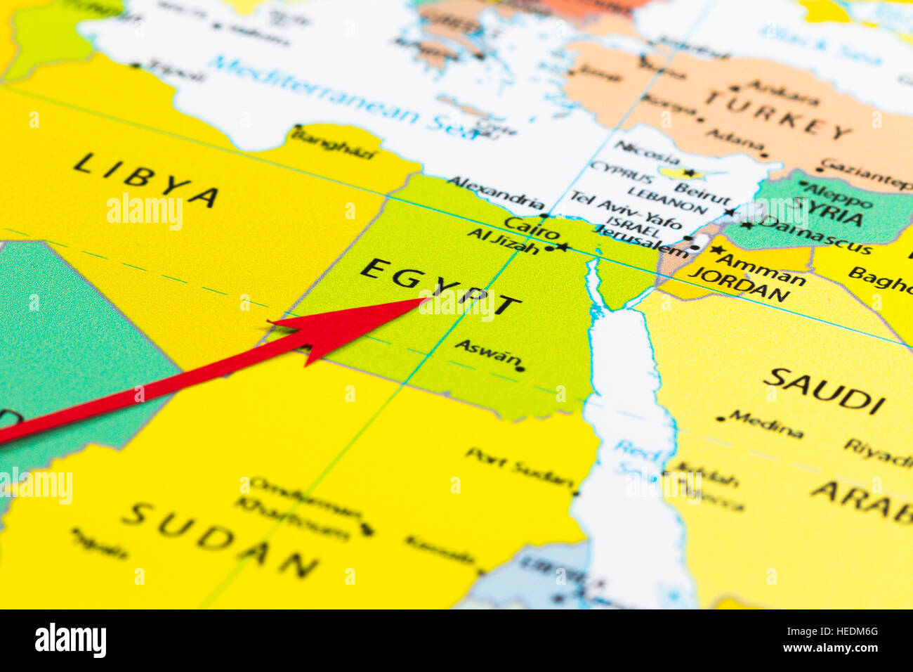 Freccia rossa rivolta verso l'Egitto sulla mappa del continente africano Foto Stock