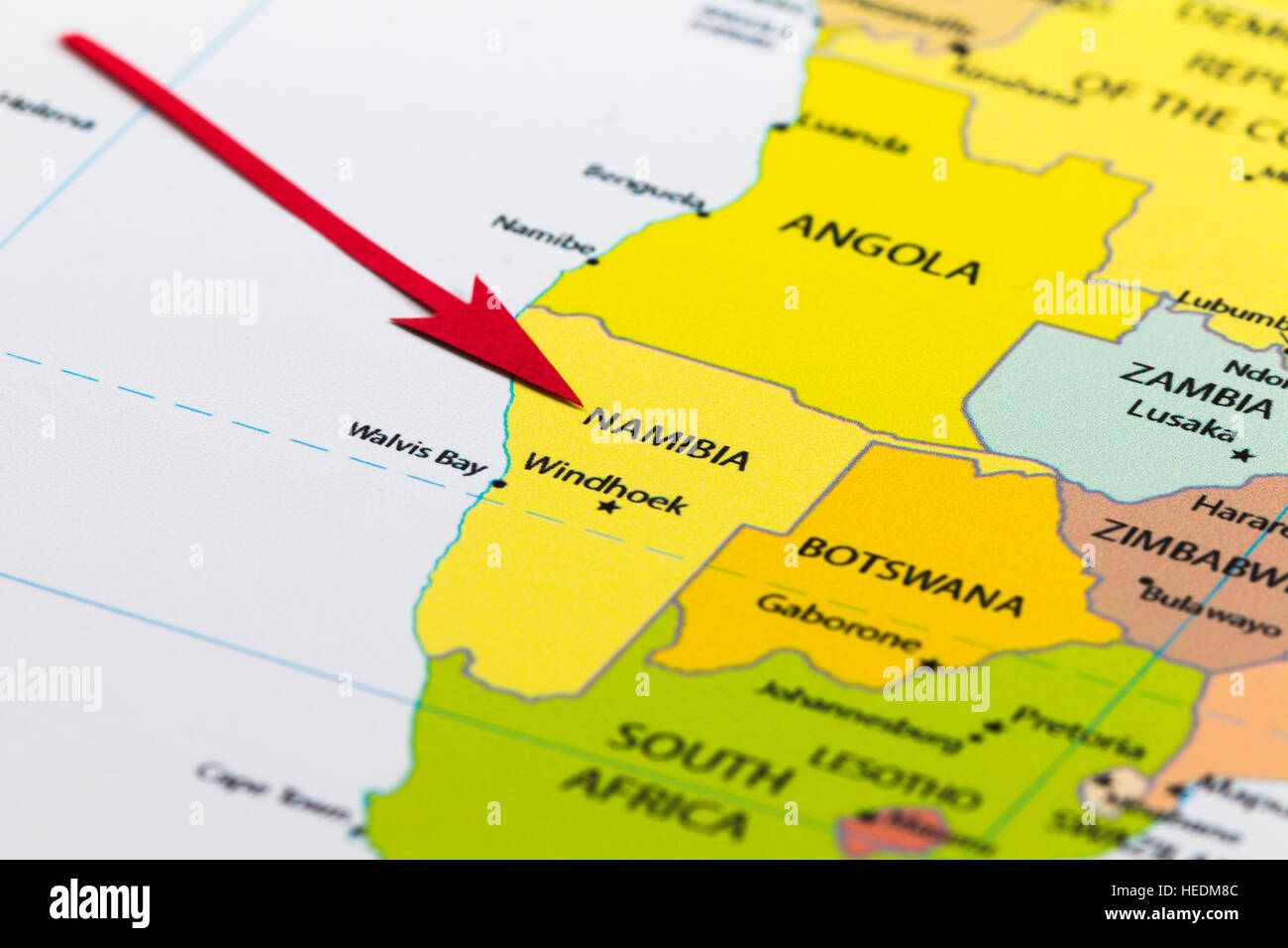 Freccia rossa che indica la Namibia sulla mappa del continente africano Foto Stock