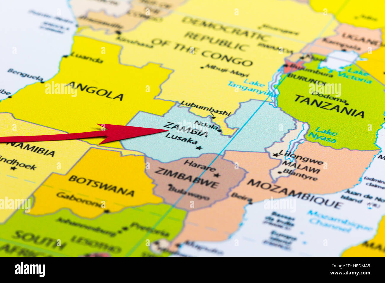 Freccia rossa che indica lo Zambia sulla mappa del continente africano Foto Stock