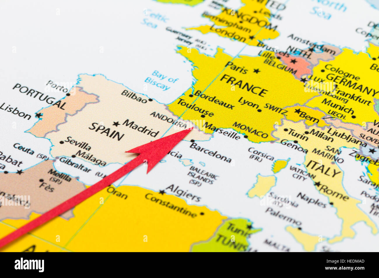 Freccia rossa che indica andorra sulla mappa del continente Europa Foto Stock