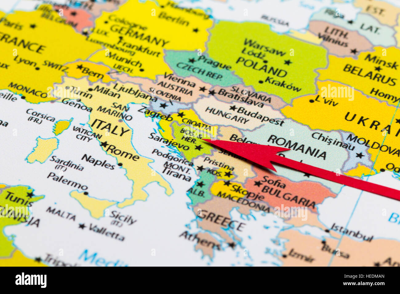 Freccia rossa che indica la Bosnia ed Erzegovina sulla mappa del continente Europa Foto Stock