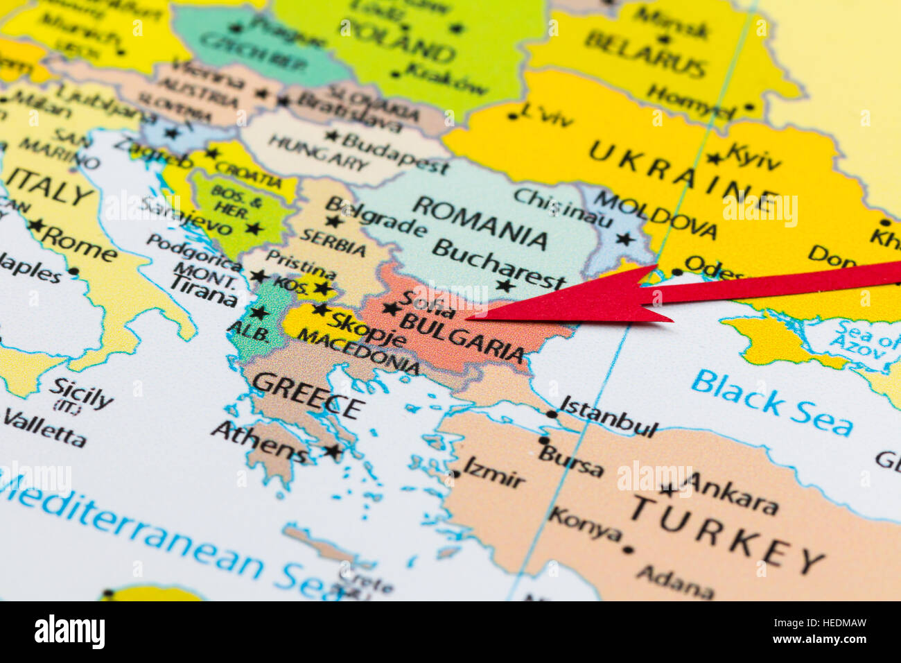 Freccia rossa che indica la Bulgaria sulla mappa del continente Europa Foto Stock