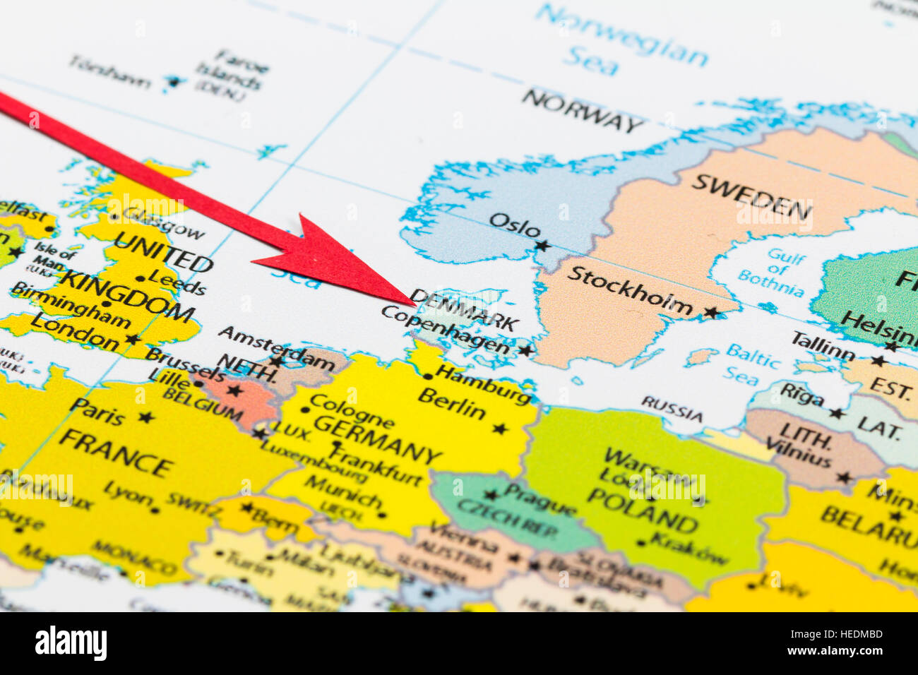 Freccia rossa che indica la Danimarca mappa del continente Europa Foto Stock