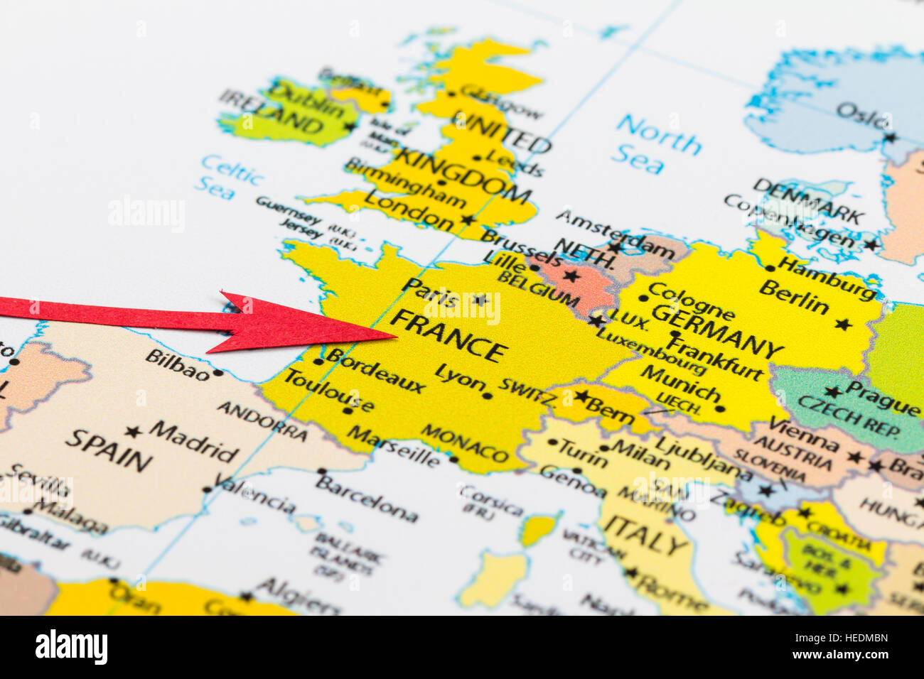 Freccia rossa che indica la Francia sulla mappa del continente Europa Foto Stock