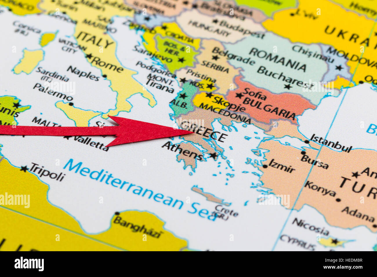 Freccia rossa che indica la Grecia sulla mappa del continente Europa Foto Stock
