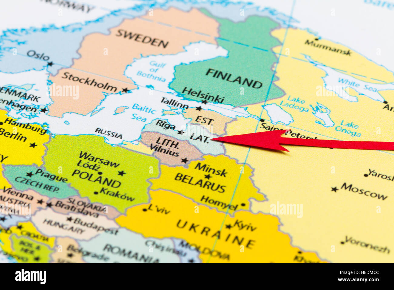 Freccia rossa che indica la Lettonia sulla mappa del continente Europa Foto  stock - Alamy