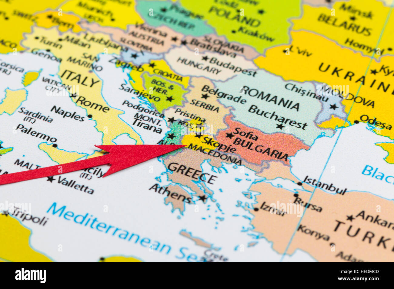 Freccia rossa che indica la macedonia sulla mappa del continente Europa Foto Stock