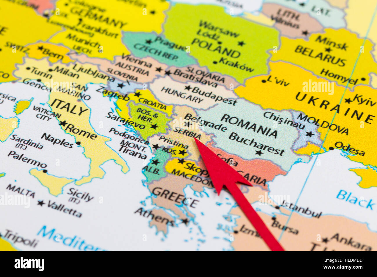 Freccia rossa che indica la Serbia sulla mappa del continente Europa Foto Stock