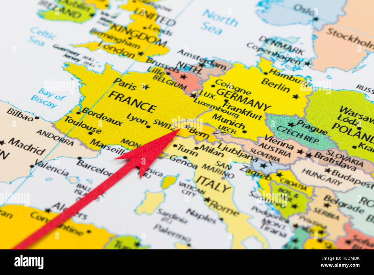 Freccia rossa che indica la Svizzera sulla mappa del continente Europa Foto Stock