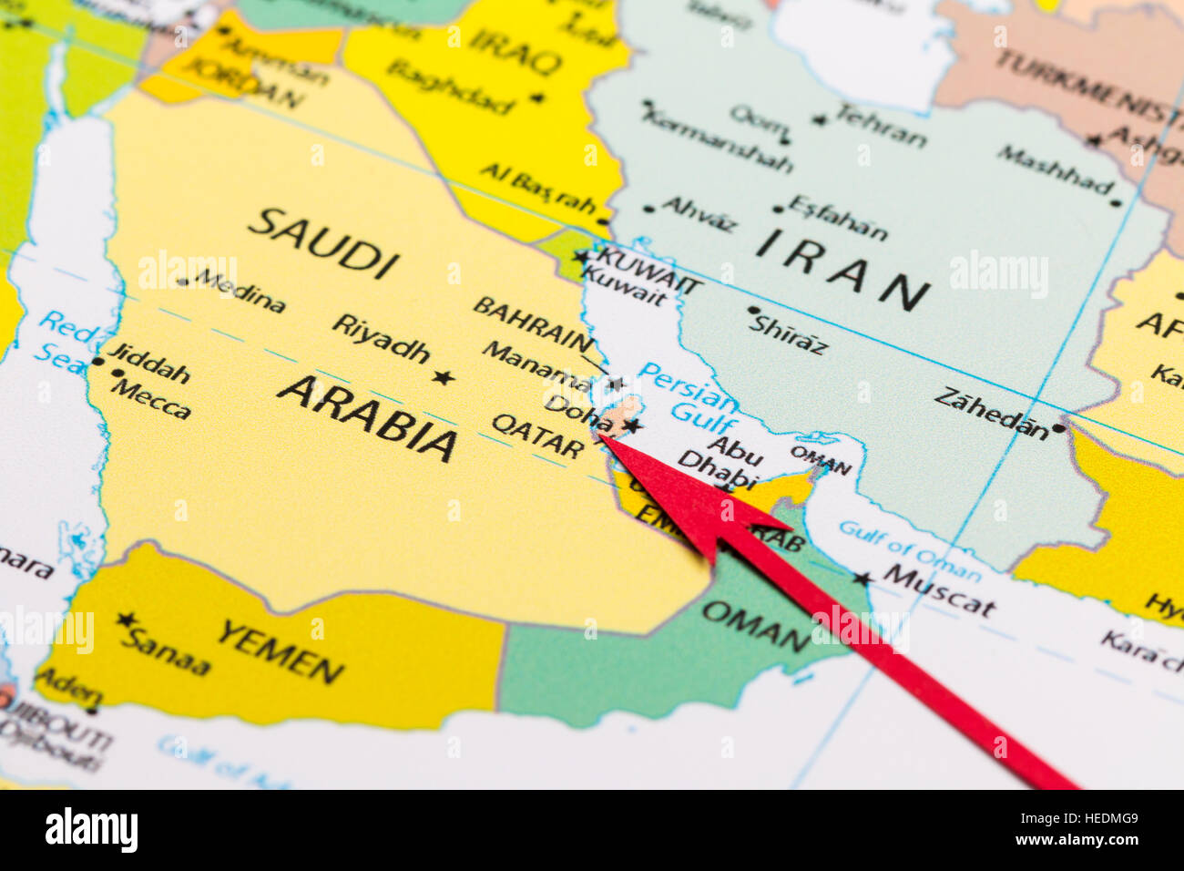 Freccia rossa che indica il Qatar sulla mappa del continente asiatico Foto Stock