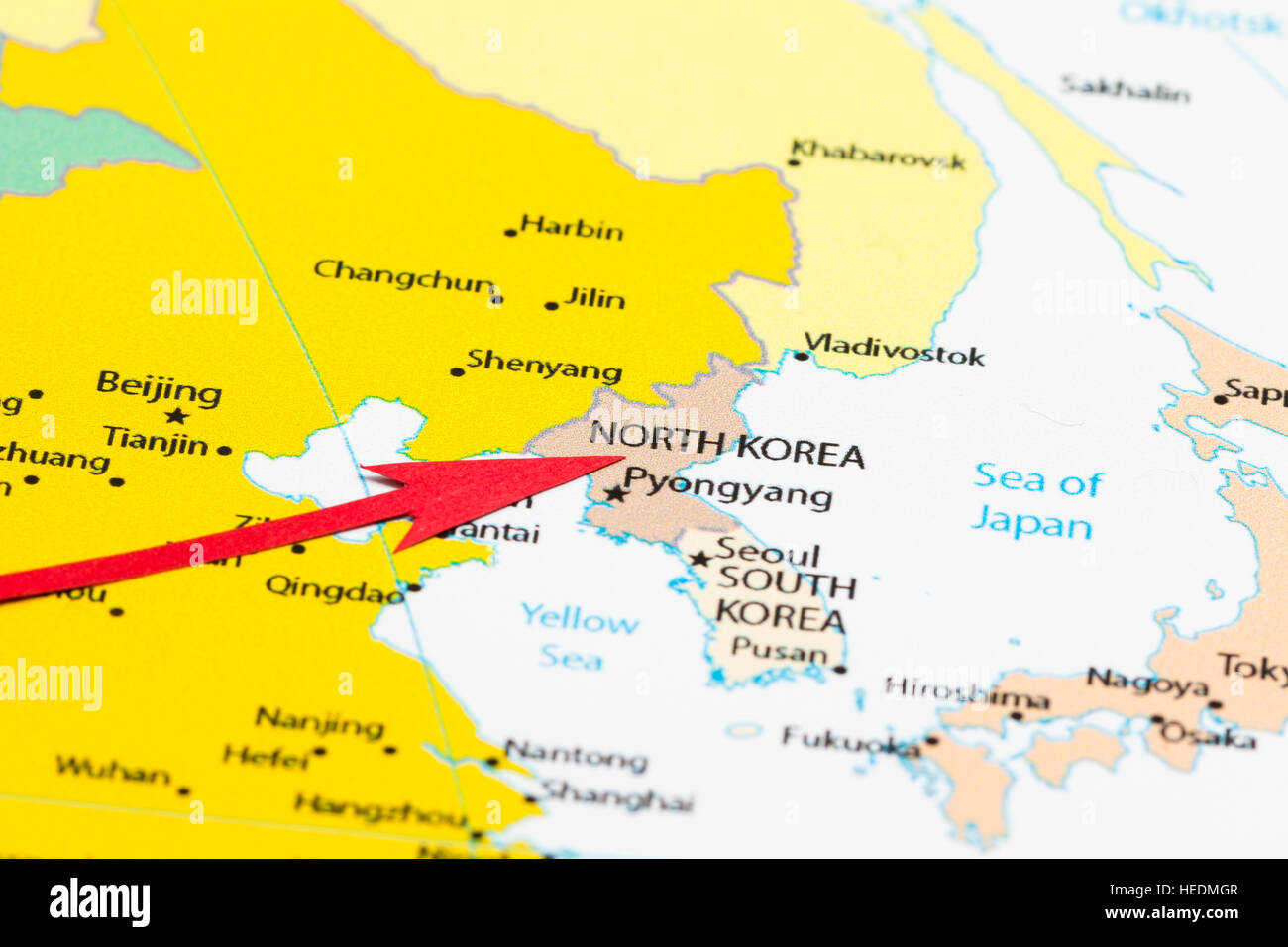 Freccia rossa che indica la corea del nord sulla mappa del continente asiatico Foto Stock
