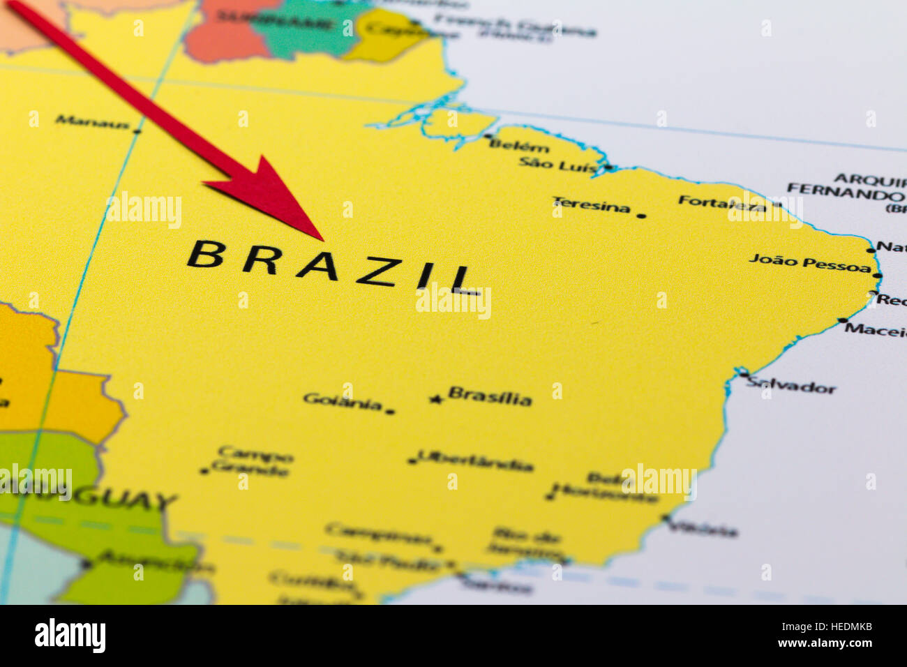 Freccia rossa che indica il Brasile sulla mappa di sud america continente Foto Stock