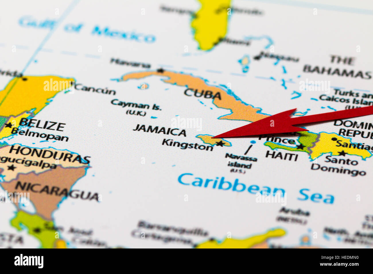 Freccia rossa che indica la Giamaica sulla mappa del nord america per continente e per regione dei Caraibi Foto Stock