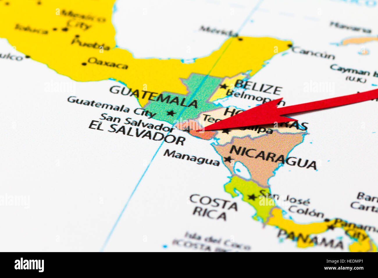 Freccia rossa che indica El Salvador sulla mappa di south central america continente Foto Stock