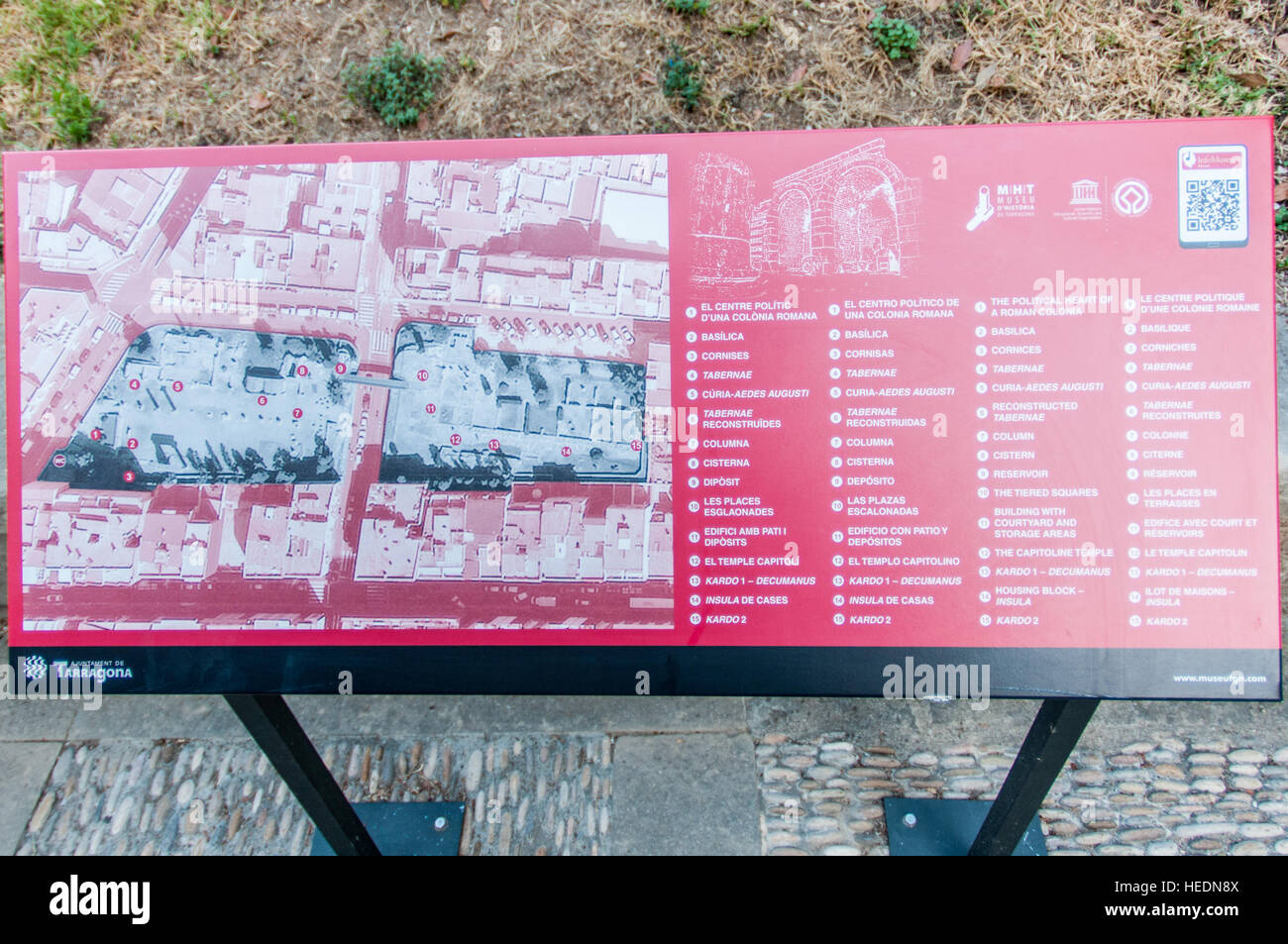 Poster esplicative all'interno di un area monumentale di Tarragona Catalogna Foto Stock