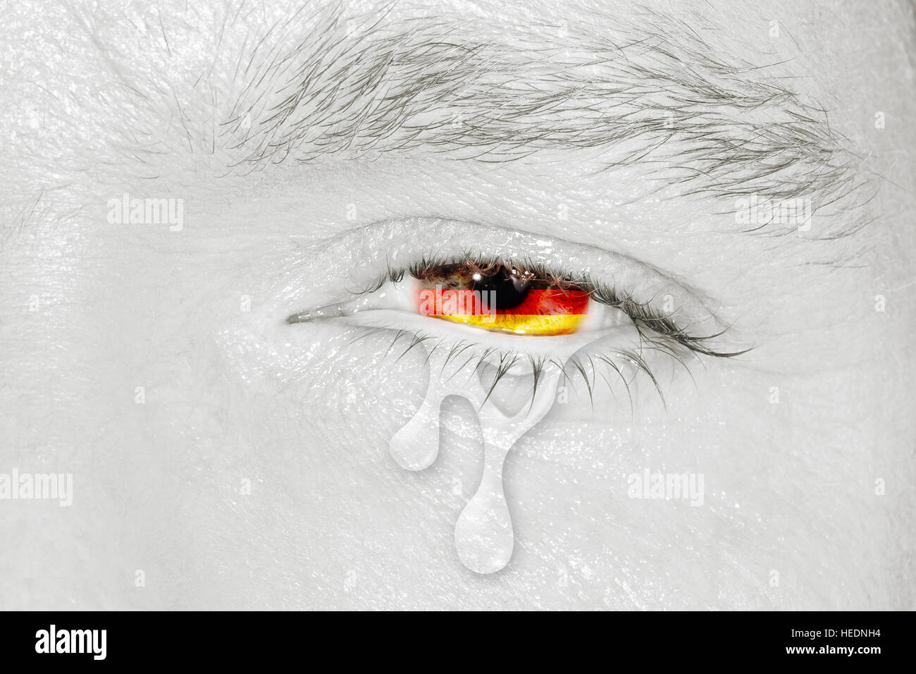 Il pianto occhio con la bandiera della Germania Foto Stock