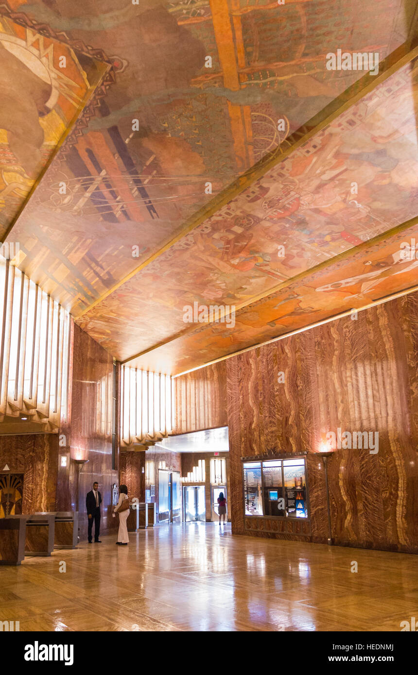 Vista interna della peculiare Chrysler Building lobby, con art deco dettagli architettonici e in pannelli di legno del soffitto intarsiato con design Foto Stock
