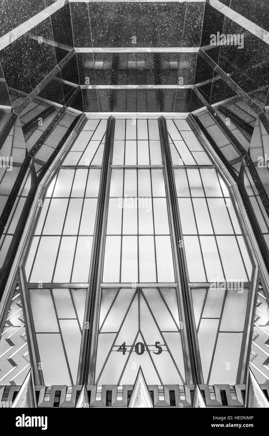 Progettazione architettonica particolare dell'ingresso finestre di vetro all'art deco Chrysler Building Foto Stock