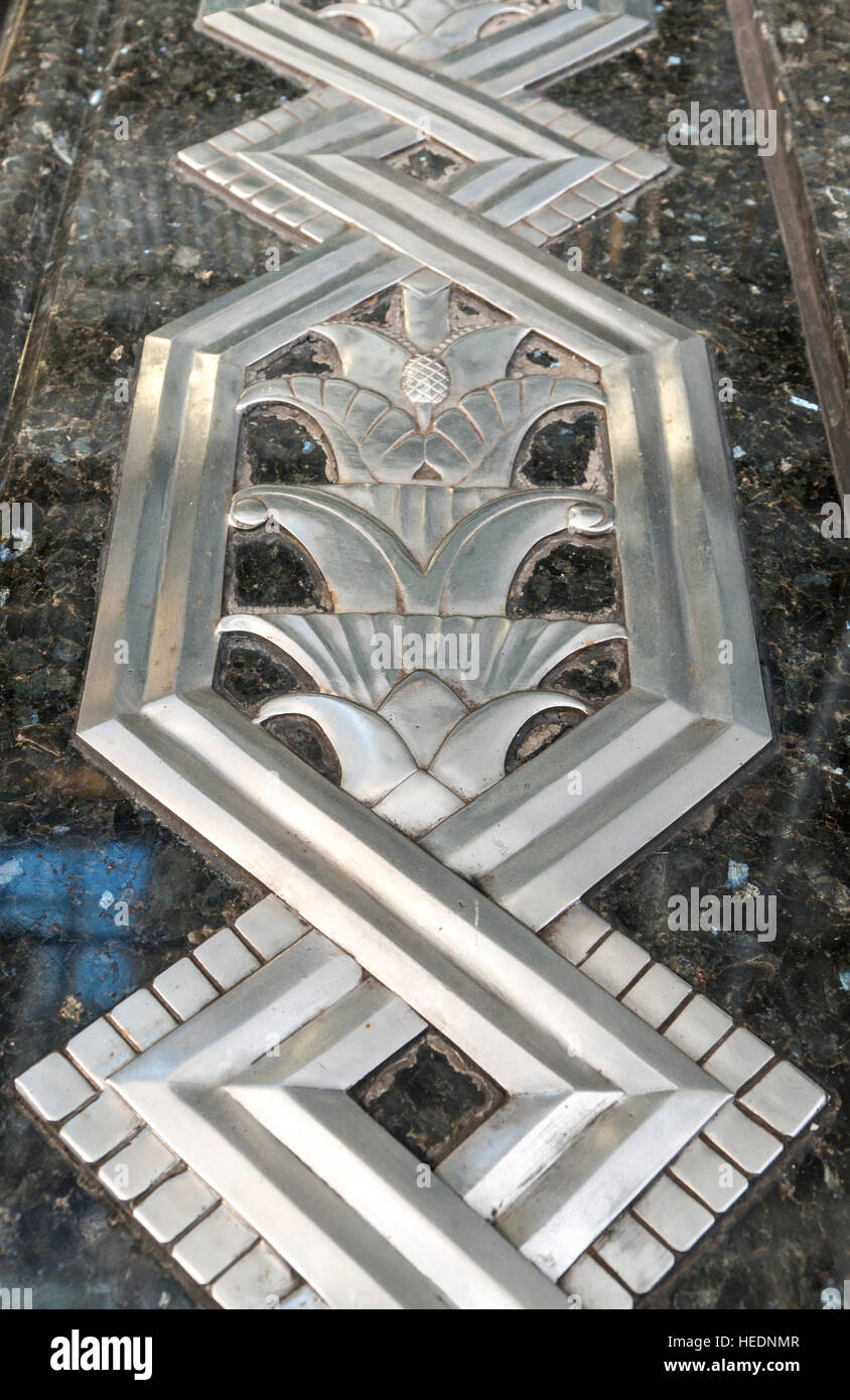 Art deco lavori in metallo in rilievo intarsi in marmo o granito fuori il Chrysler Building di New York City Foto Stock