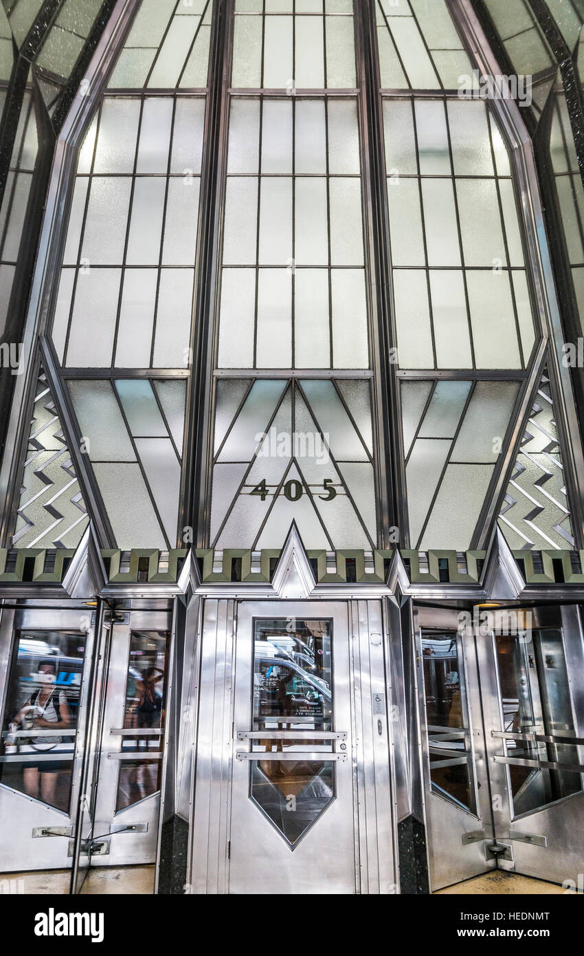 Progettazione architettonica particolare dell'ingresso finestre di vetro all'art deco Chrysler Building Foto Stock