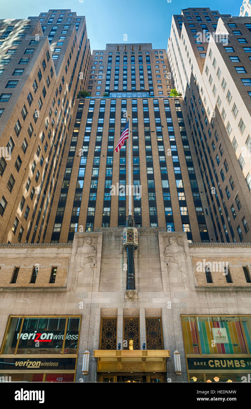 Vista frontale rivolta verso l'alto della peculiare edificio Graybar (420 Lexington Avenue, New York, Stati Uniti d'America Foto Stock