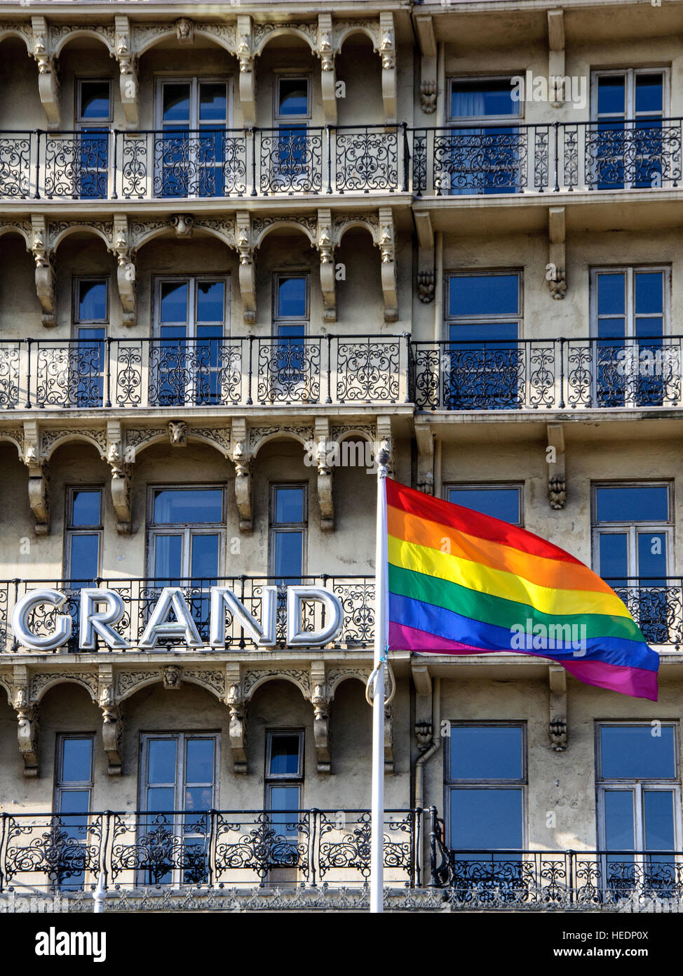 Grand hotel e bandiera arcobaleno in Brighton, East Sussex, England, Regno Unito Foto Stock