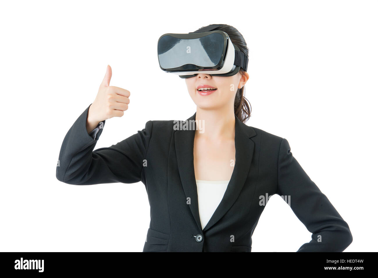 Asian business donna buona simili per uso da parte di realtà virtuale. VR occhiali cuffie dispositivo. bianco sfondo isolato Foto Stock