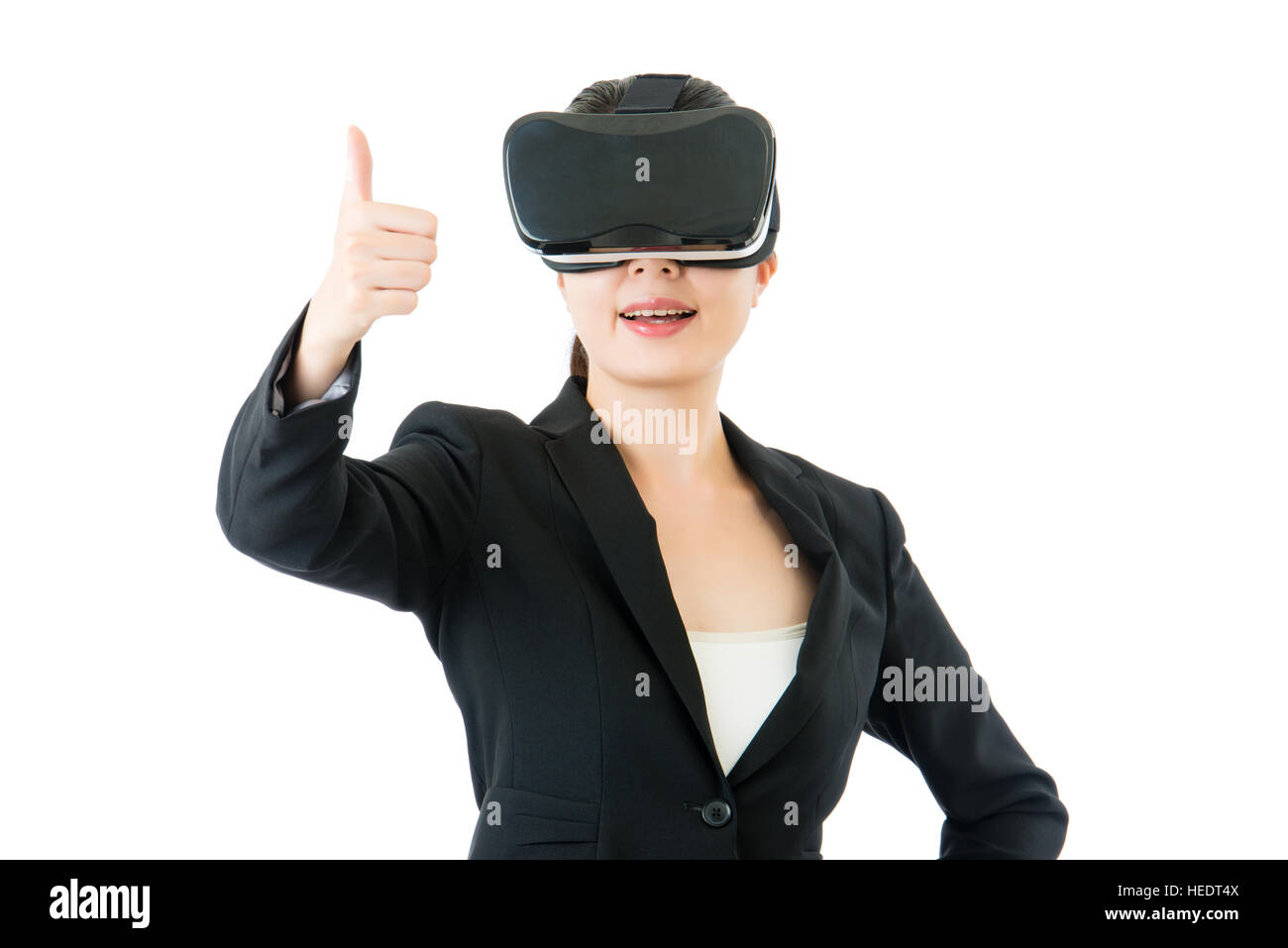 Asian business donna buona simili per uso da parte di realtà virtuale. VR occhiali cuffie dispositivo. bianco sfondo isolato Foto Stock