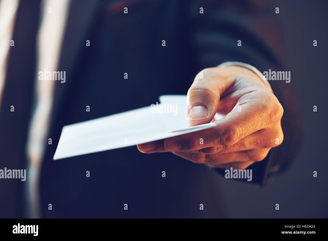 Uomo d'affari offrendo denaro contante in busta come corrompere, la corruzione negli affari e in politica Foto Stock