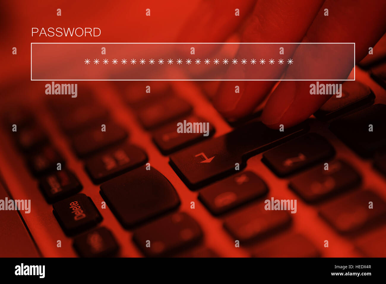 La dattilografia on line password di account sul computer portatile tastiera, internet concetto di sicurezza Foto Stock
