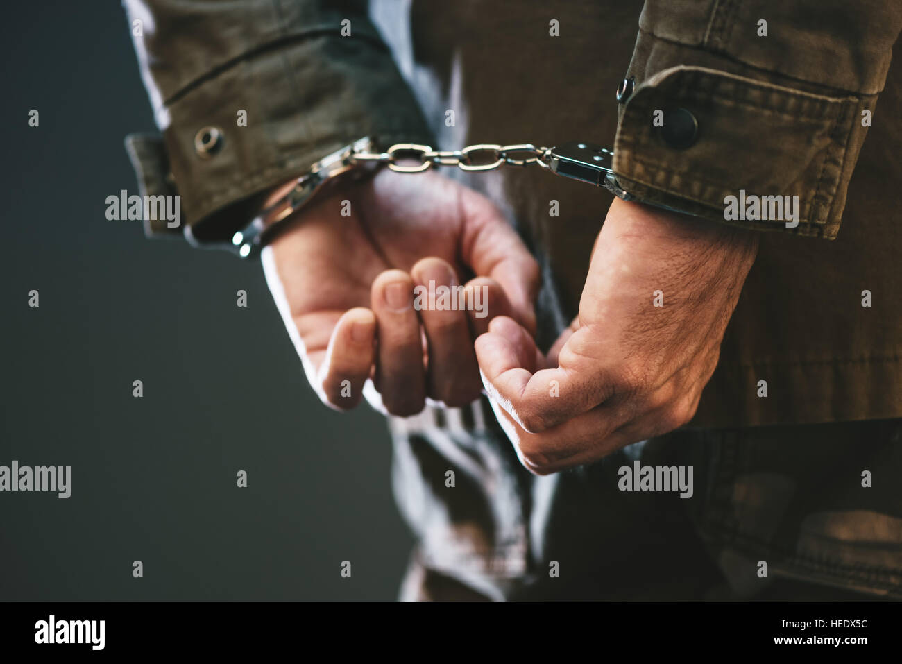 Soldato ammanettati, arrestato maschio ufficiale dell esercito in prigione oscura cella Foto Stock