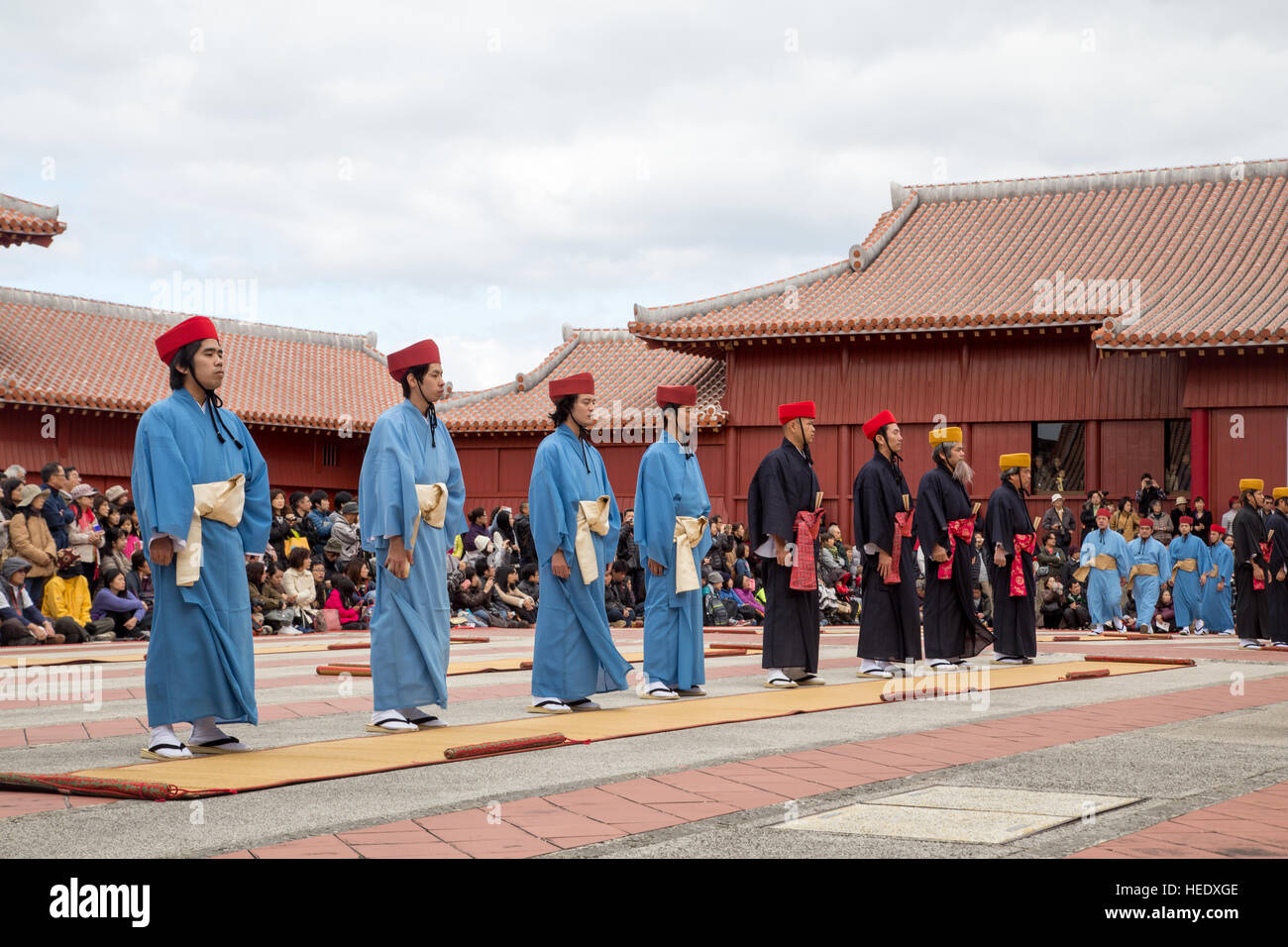Okinawa, Giappone - 02 Gennaio 2015 : vestito a persone che svolgono uno spettacolo per gli spettatori presso il tradizionale nuovo anno celebrazione a Shuri-jo il Castello Foto Stock