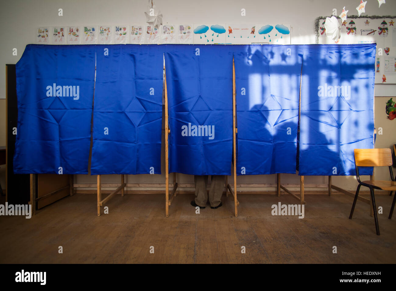 La gente di votare in un vota in corrispondenza di una stazione di polling. Foto Stock