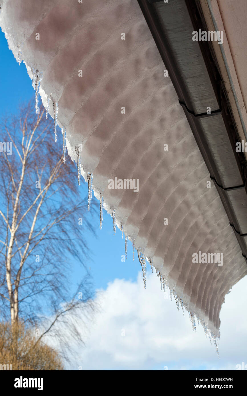 Neve scivolare lungo il tetto, Finlandia Foto Stock