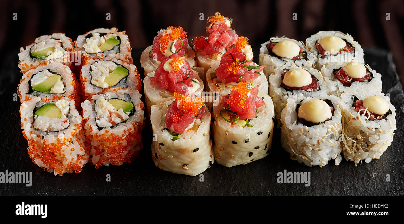Selezione di sushi giapponesi bento box sashimi tempura bastoncini da taglio Foto Stock