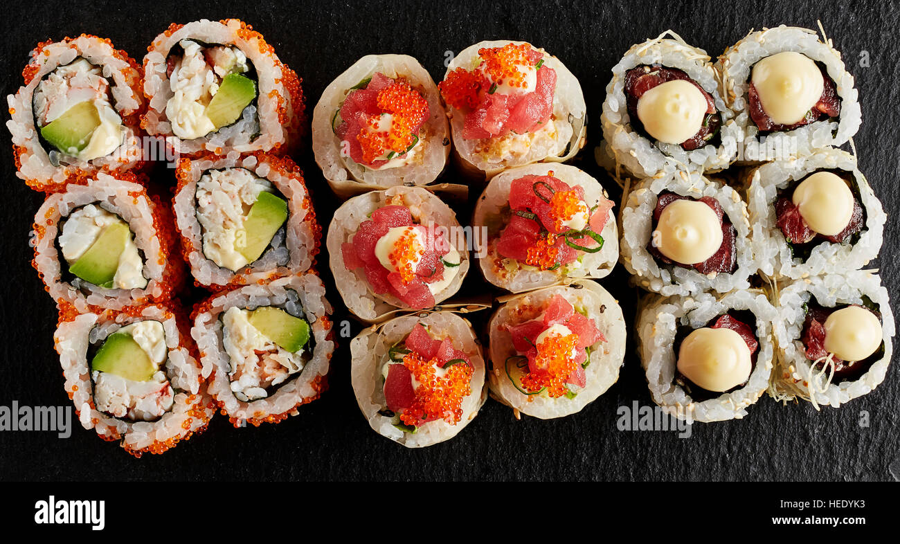 Selezione di sushi giapponesi bento box sashimi tempura bastoncini da taglio Foto Stock