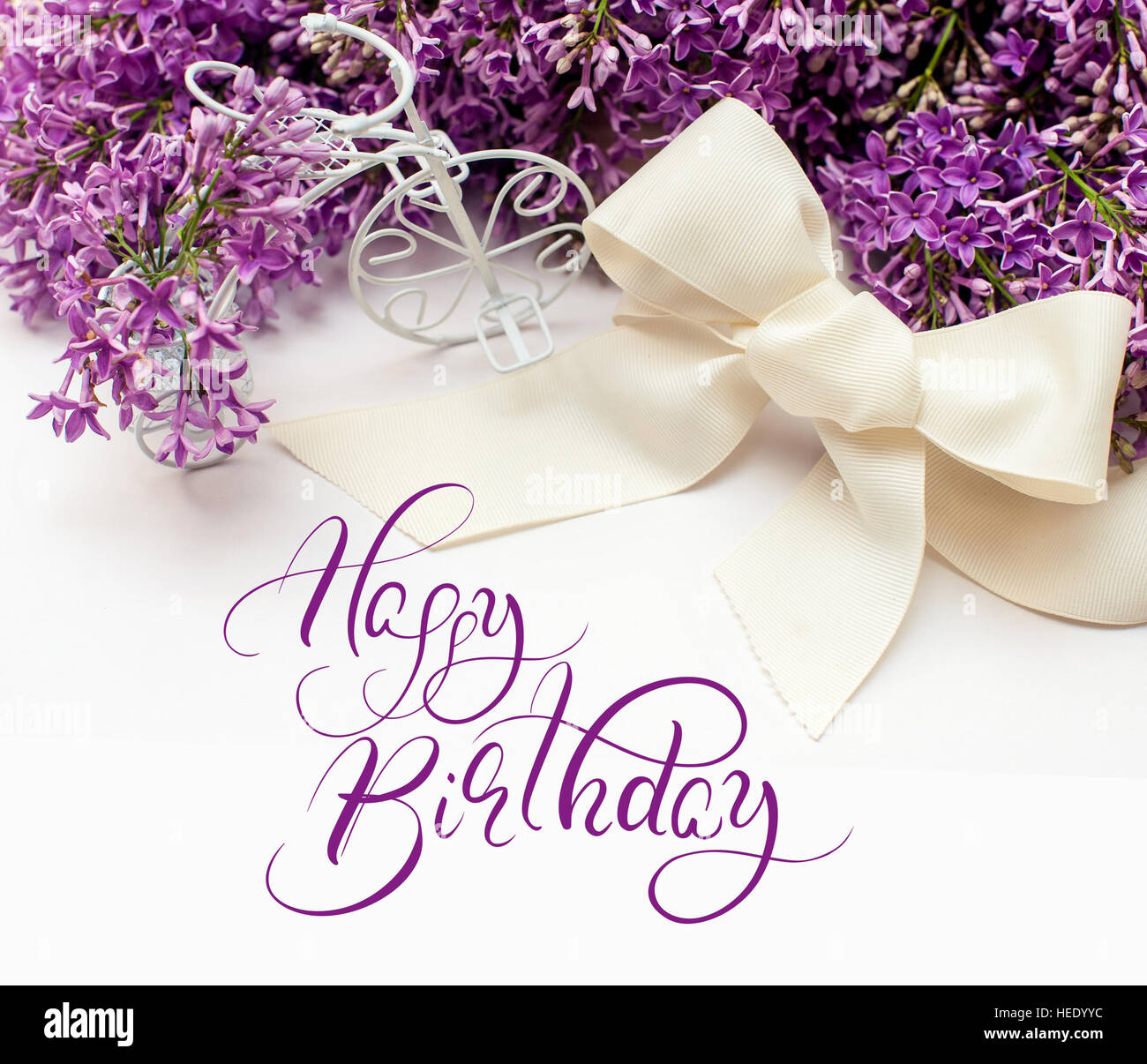 Illustrazione di profumo di gigli di lilla con testo buon compleanno.  Calligraphy lettering Foto stock - Alamy