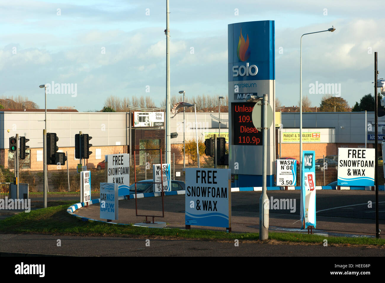 Lavaggio auto con cartelloni pubblicitari e manifesti a livello locale stazione di riempimento in Bangor County Down, Irlanda del Nord Foto Stock