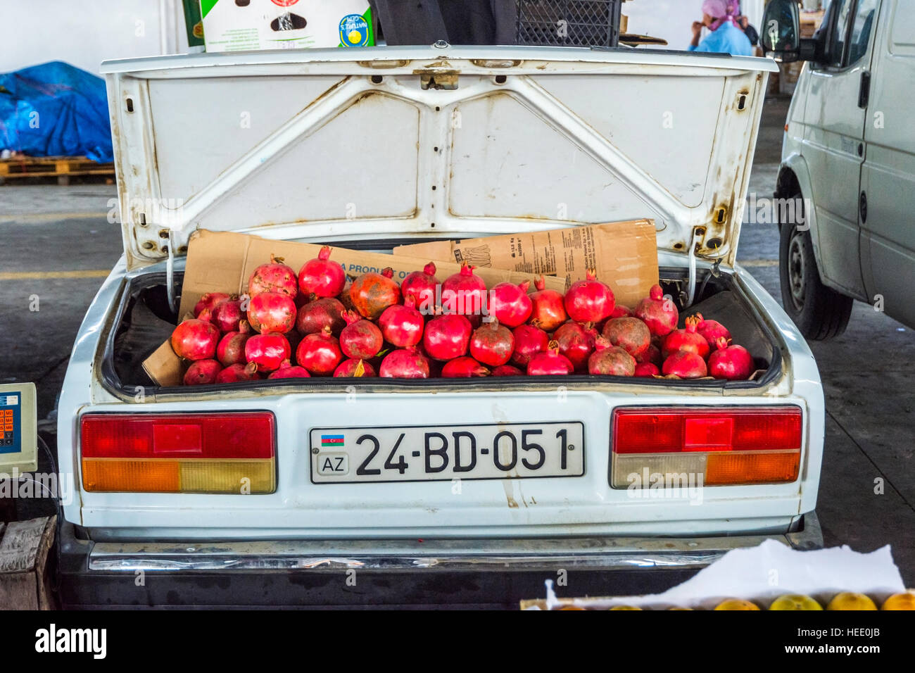 BAKU in Azerbaijan - 24 settembre: mature melagrane per la vendita nella vecchia Unione sovietica auto Lada nel mercato locale. Settembre 2016 Foto Stock