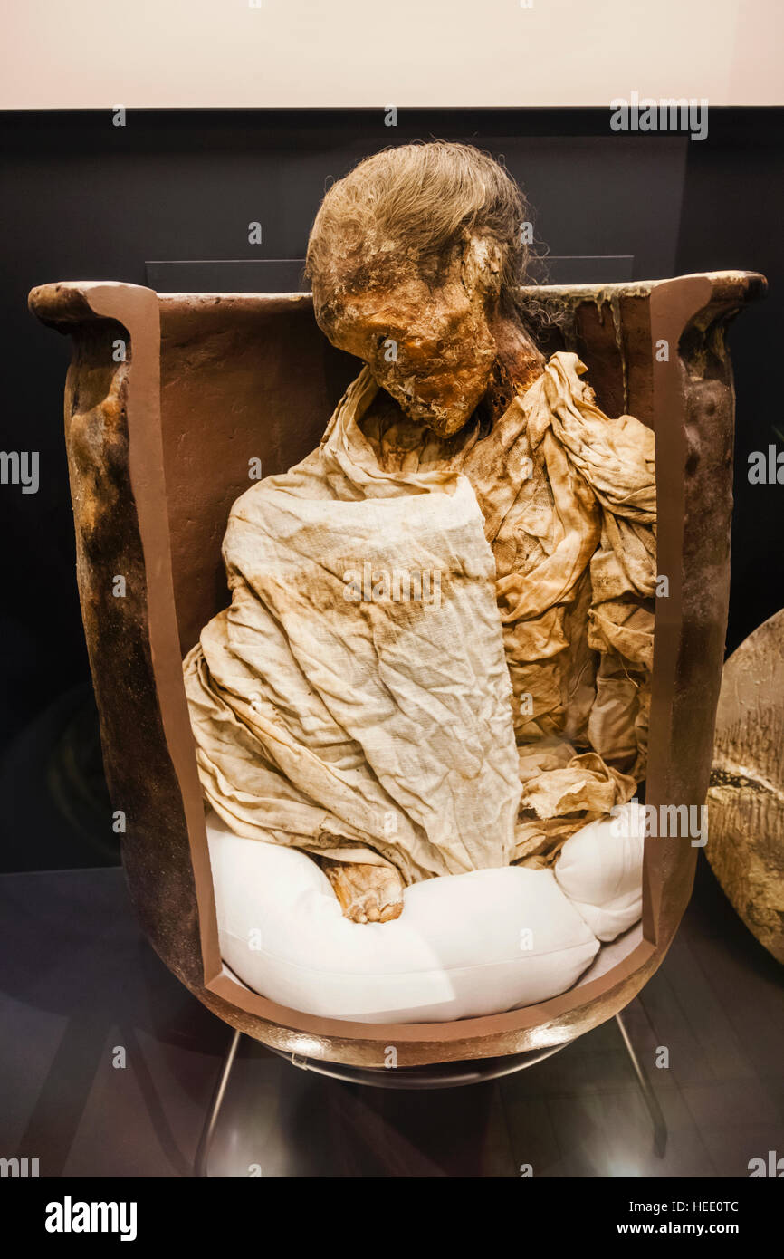 Giappone, Honshu, Tokyo, il parco Ueno, il museo nazionale della scienza e natura, presentano del periodo Edo mummia femminile in terracotta sepoltura Foto Stock