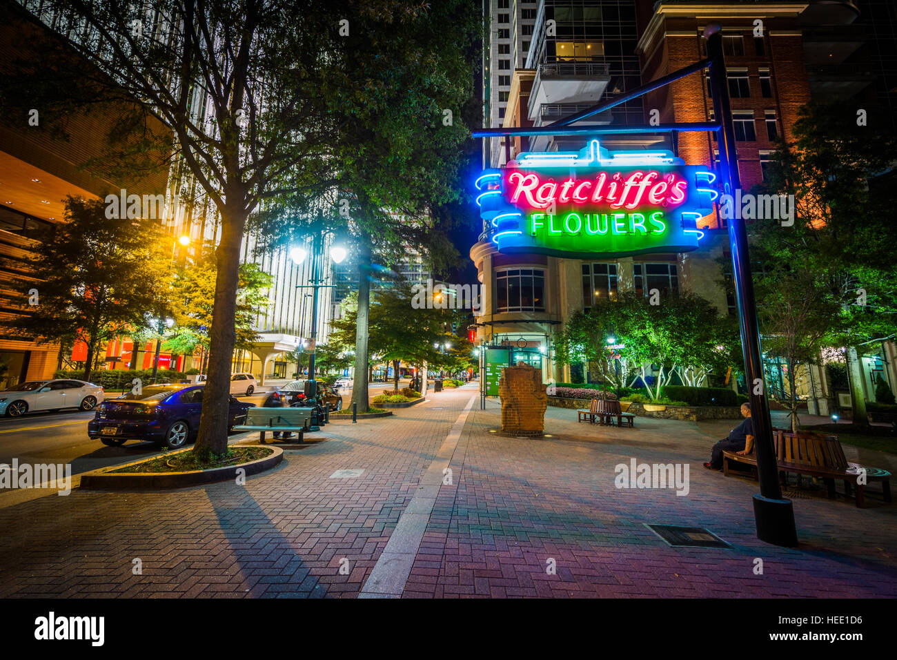 Fiori Ratcliffes firmare ed edifici di notte in quartieri residenziali di Charlotte, North Carolina. Foto Stock