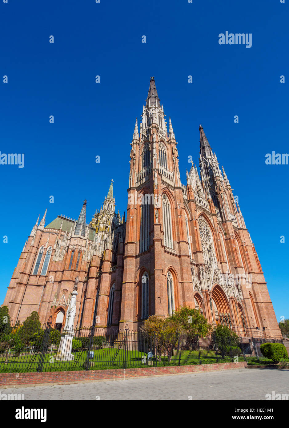 Argentina, Provincia di Buenos Aires, La Plata, vista del Plaza Moreno e la Cattedrale di La Plata. Foto Stock