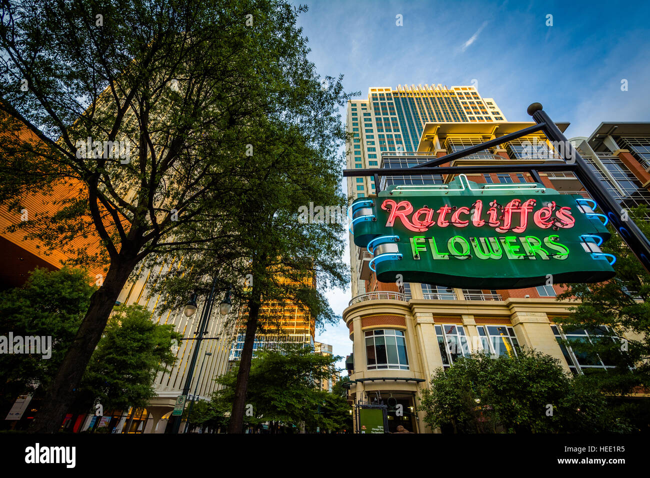 Fiori Ratcliffes firmare ed edifici in Uptown Charlotte, North Carolina. Foto Stock