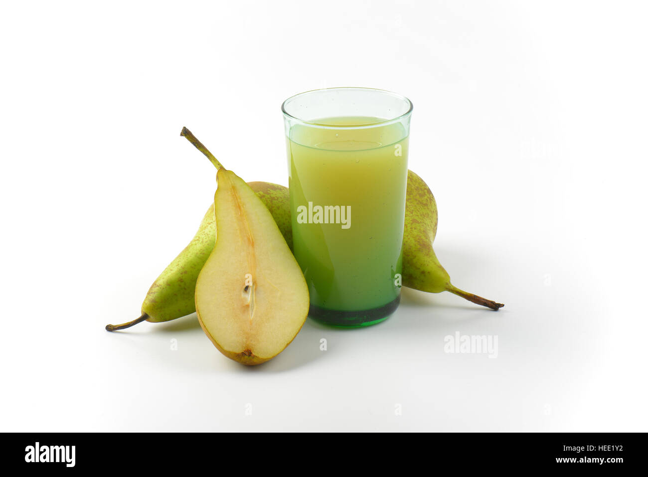 Bicchiere di succo di pera e pere fresche accanto ad esso Foto Stock